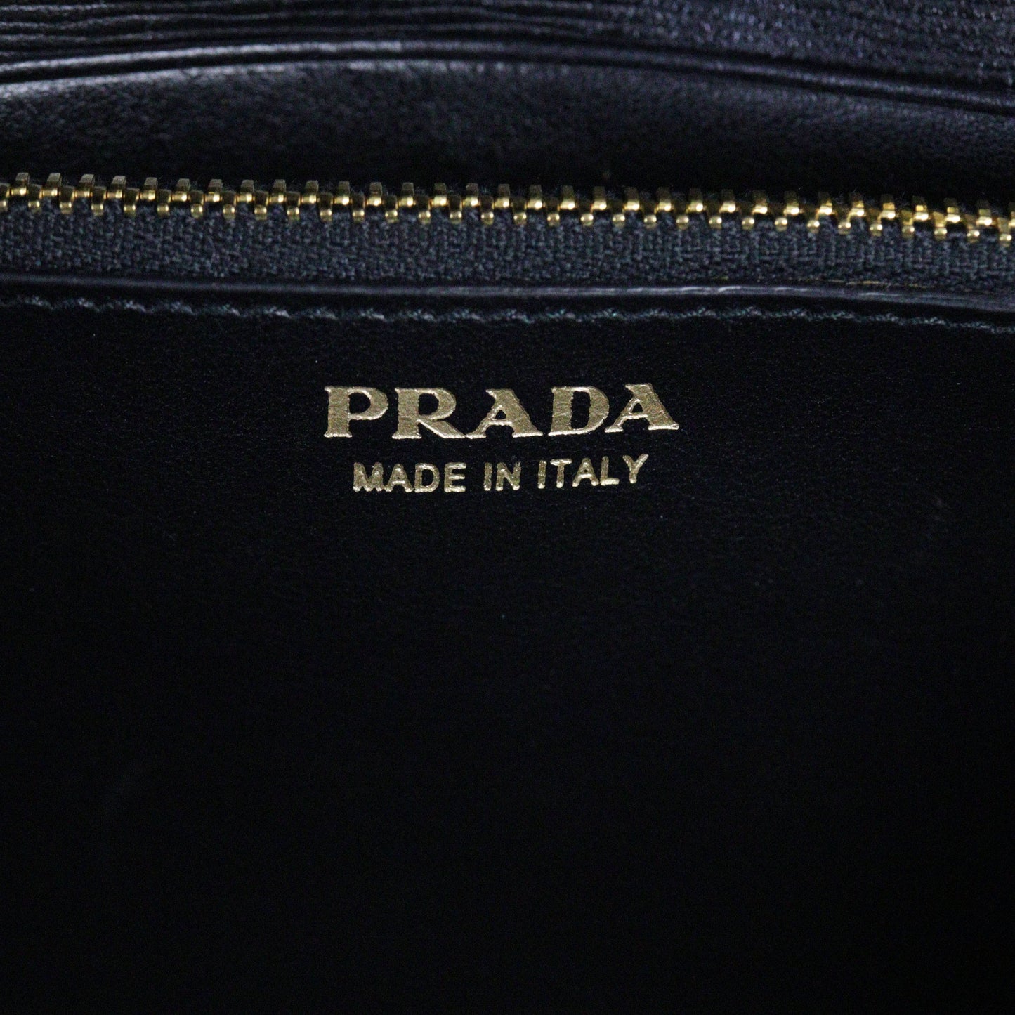 Prada Vitello Move Wallet on Chain