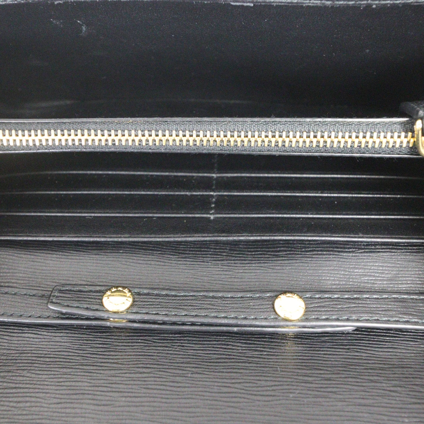 Prada Vitello Move Wallet on Chain